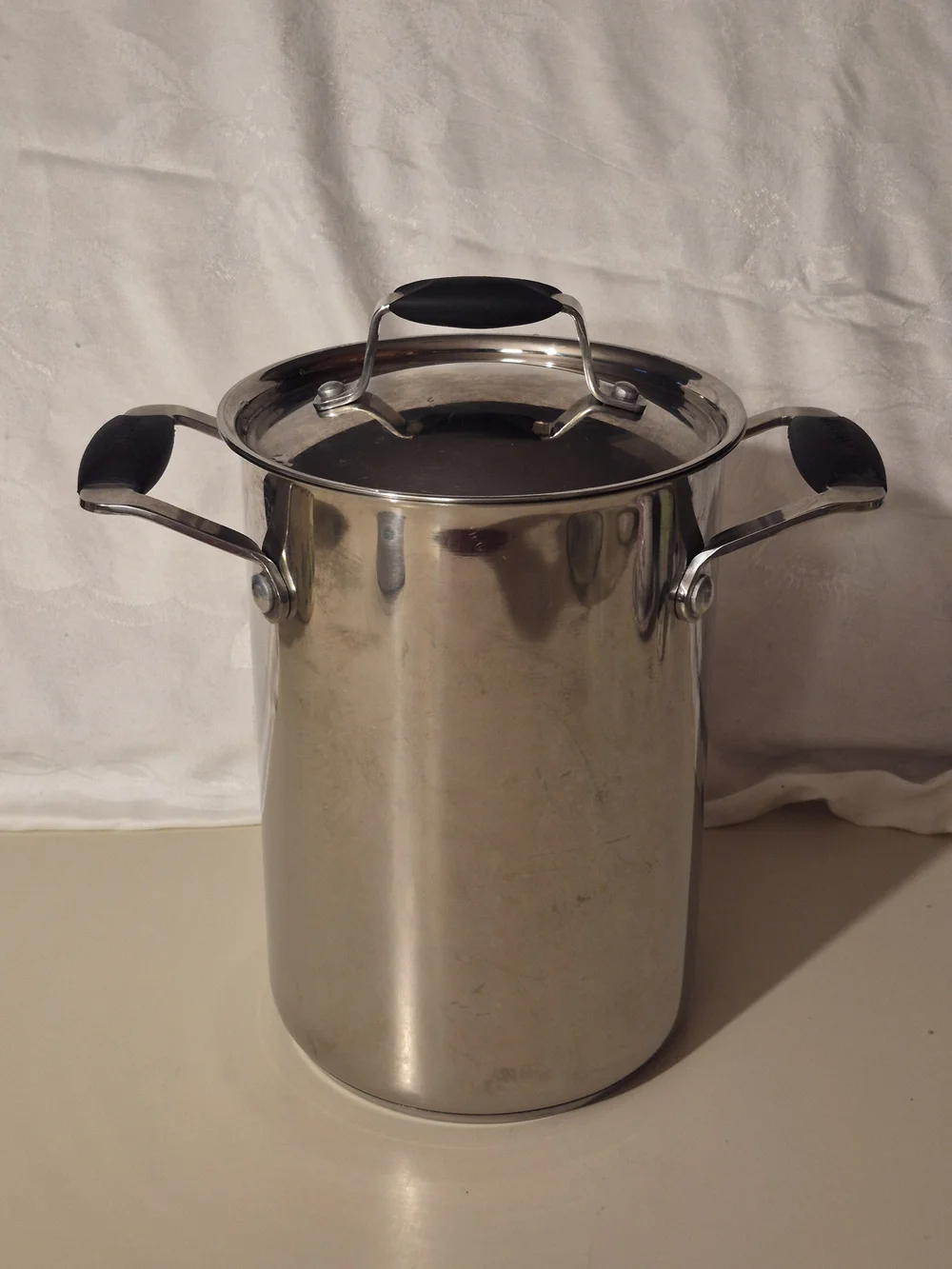 Oneida Stainless Steel Stock Pot with Black Handles and Lid 9.5 Tall